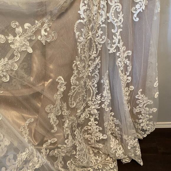 Elegant Lace Wedding Dress in Cream - Picture 4 of 12